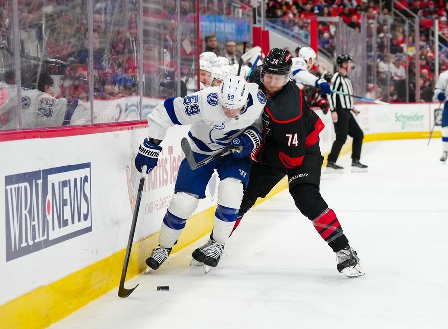 Hurricanes handle Lightning, win fifth straight